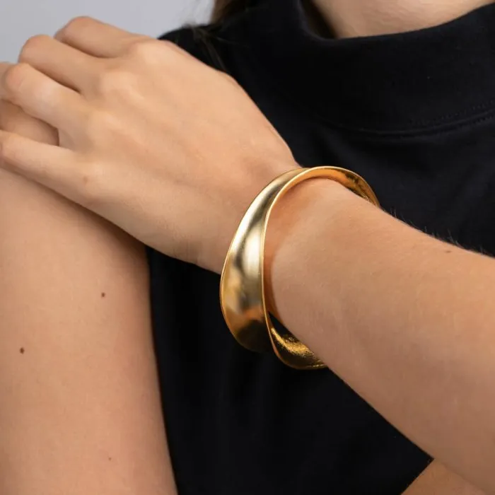 Kenneth Jay Lane Metallic Finish Bracelets Women Satin Gold Wavy Contoured Bangle Kenneth Jay Lane Metallic Finish Bracelets Women Satin Gold Wavy Contoured Bangle