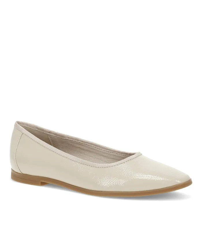 Women Baretraps Dress Shoes Tania Casual Flat Ivory