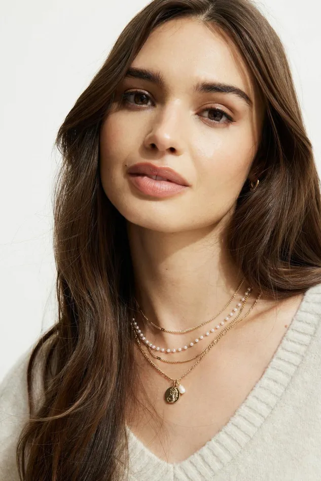 Women Dynamite Necklaces 4Pack Rosary and Medallion Necklaces White